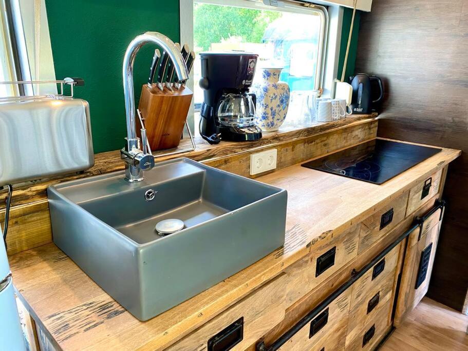 Gleis 1, Eisenbahn Waggon Mit Whirlpool Und Ofen Villa Dahlem  Kültér fotó