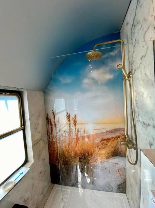 Gleis 1, Eisenbahn Waggon Mit Whirlpool Und Ofen Villa Dahlem  Kültér fotó