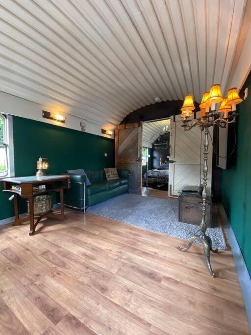 Gleis 1, Eisenbahn Waggon Mit Whirlpool Und Ofen Villa Dahlem  Kültér fotó