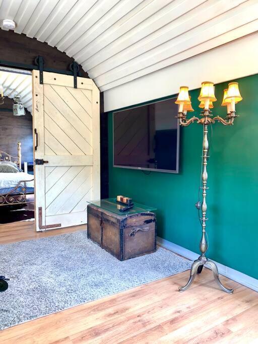 Gleis 1, Eisenbahn Waggon Mit Whirlpool Und Ofen Villa Dahlem  Kültér fotó